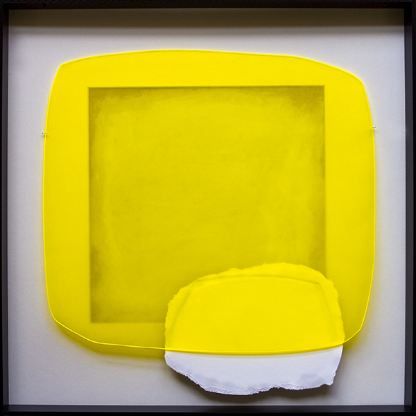 Oblak pod žlutou oblohou